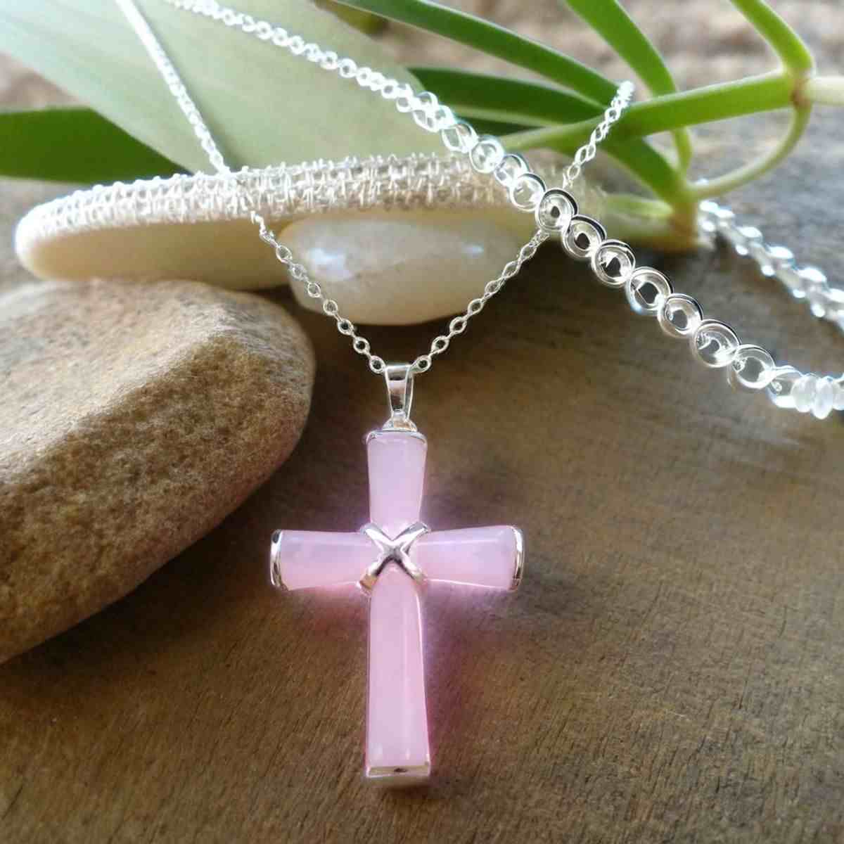 Pendentif-croix-quartz-rose-charisme