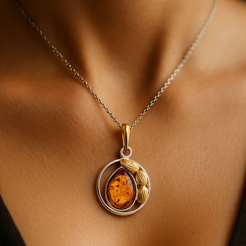 Pendentif-femme-ambre-cognac-elegance-naturelle