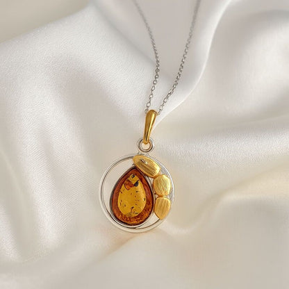 Pendentif-femme-ambre-cognac-goutte