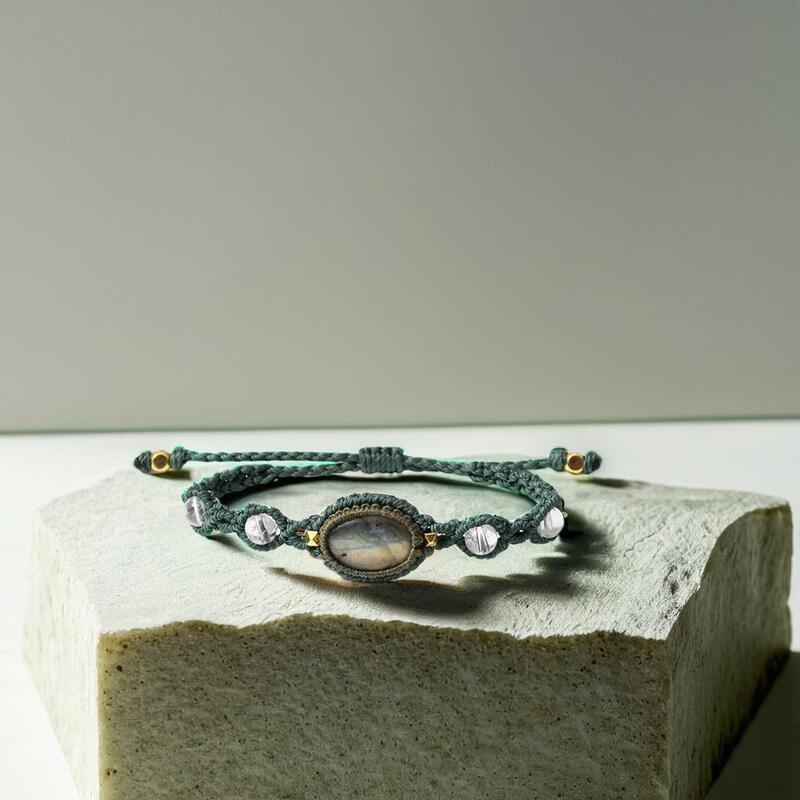 bracelet-labradorite-tresse-en-macrame-bijou-symbolique