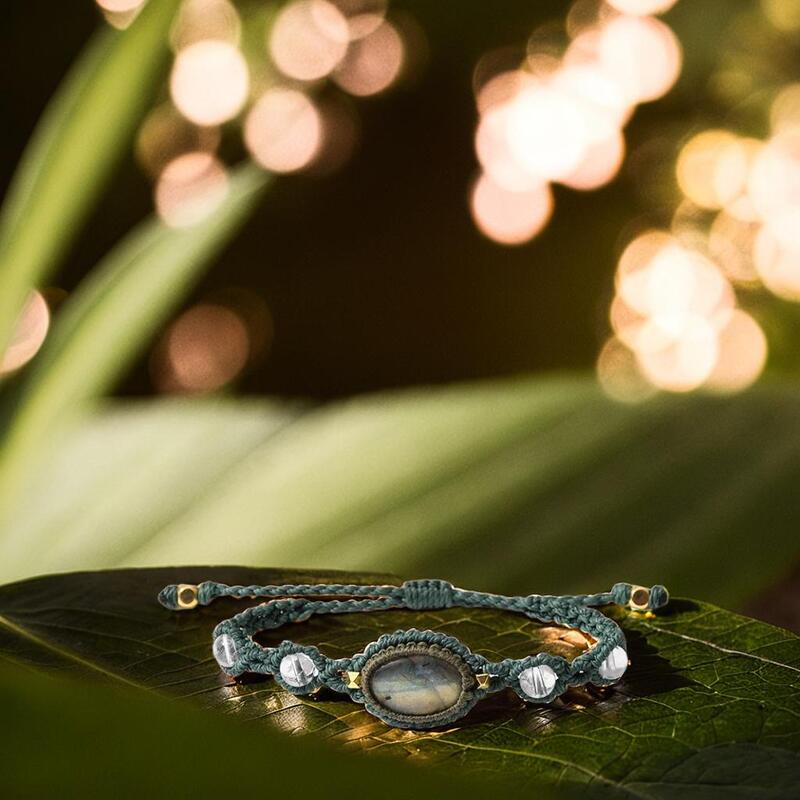 bracelet-labradorite-tresse-en-macrame-reflets-envoutants