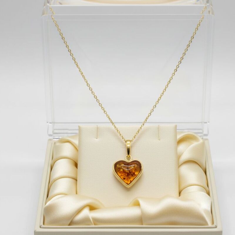 coeur-en-pendentif-bijou-ambre-cognac-energetique