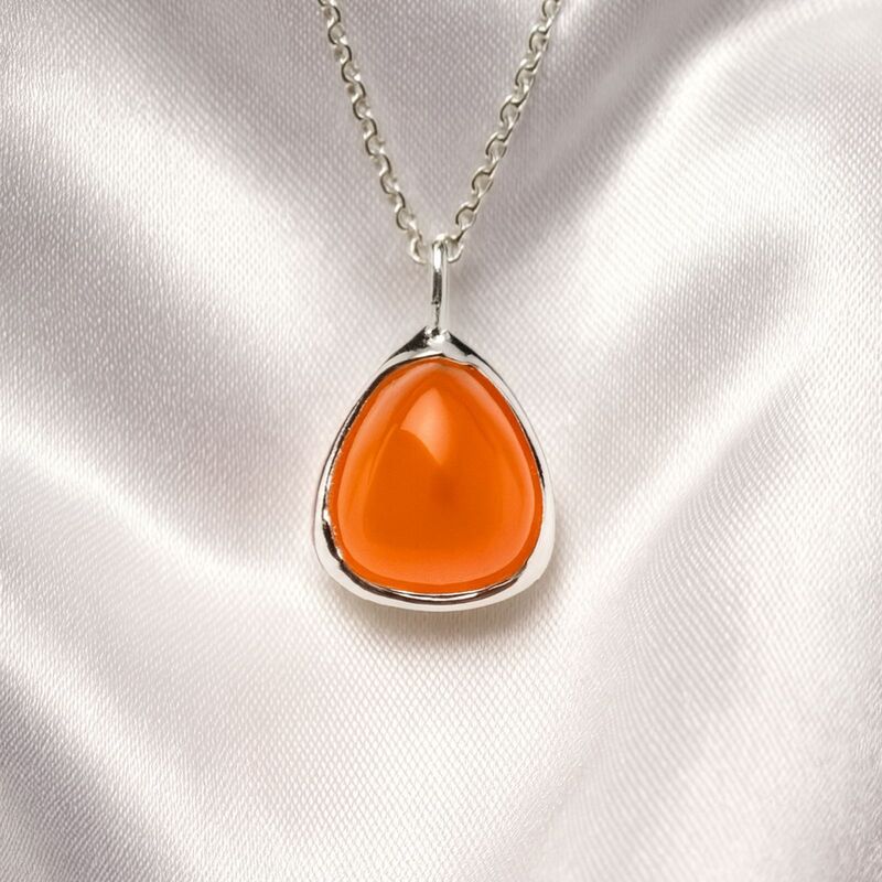 collier-avec-pierre-naturelle-triangle-avec-cornaline-orange-desing-francais