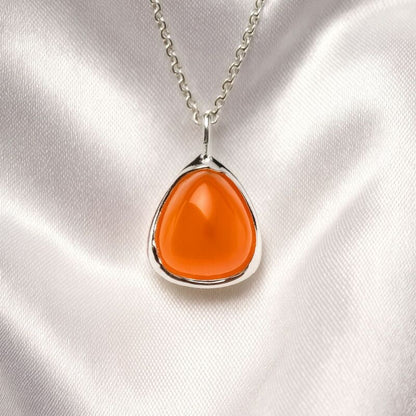 collier-avec-pierre-naturelle-triangle-avec-cornaline-orange-desing-francais