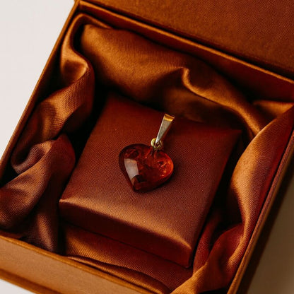 pendentif-coeur-ambre-cognac-vertus-apaisante