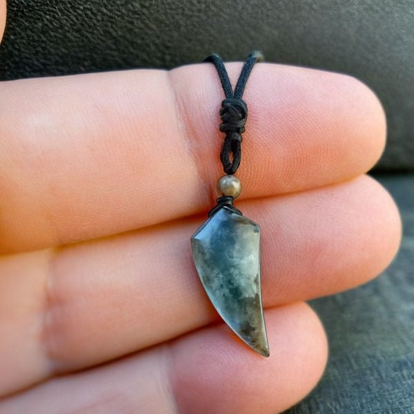 pendentif-dent-de-loup-labradorite-noire-bijou-protection