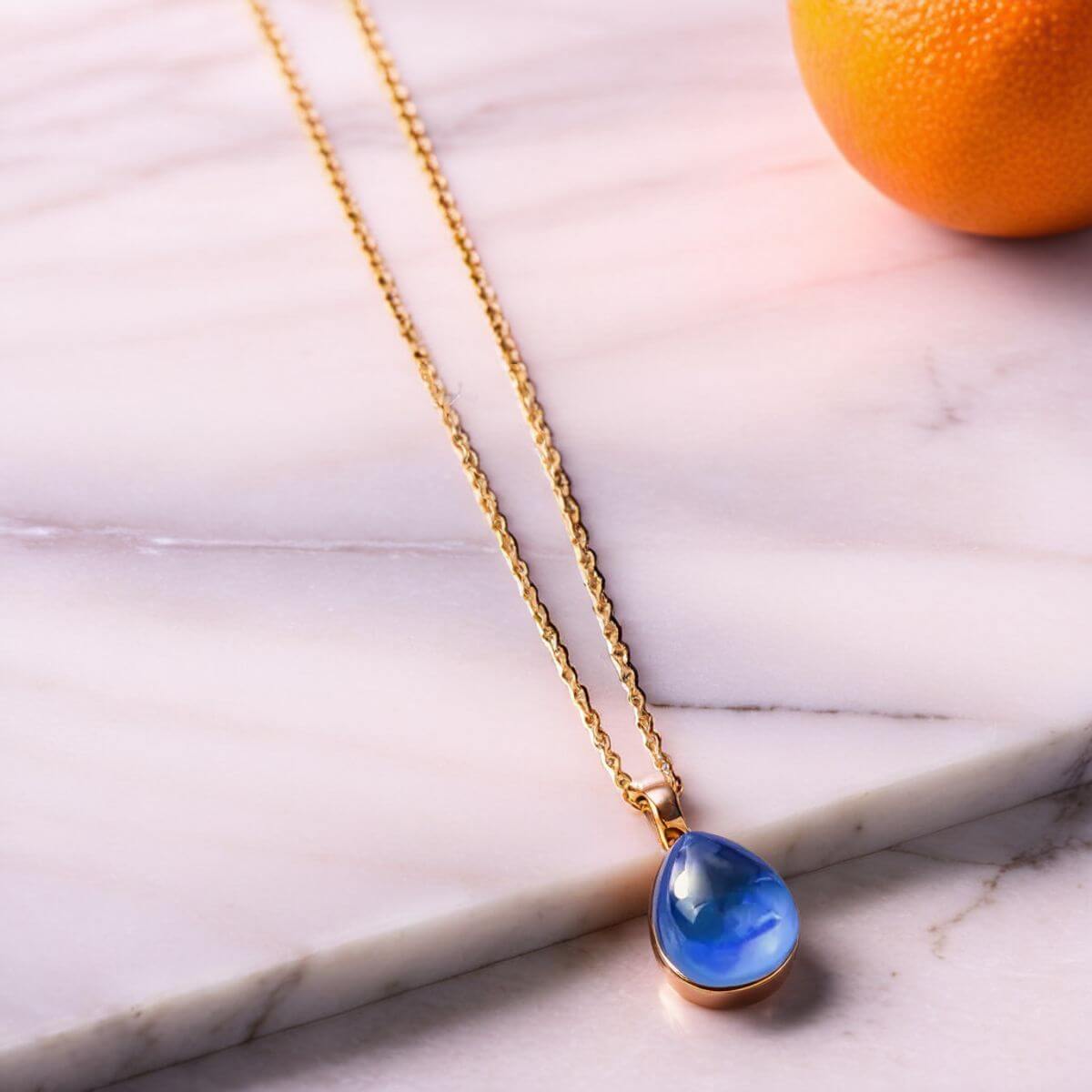 pendentif-femme-goutte-d-eau-bleu