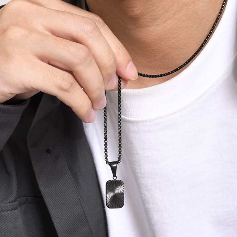 pendentif-homme-elegance-couleur-noir-pendentif-carre