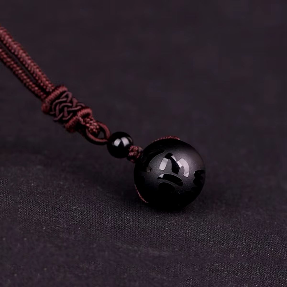 pendentif-homme-mantra-noir-harmonieux