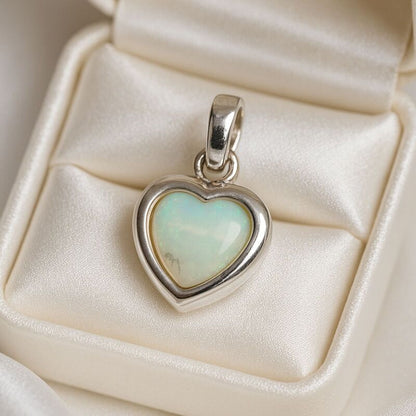 pendentif-opale-blanche-avec-un-coeur-authentique