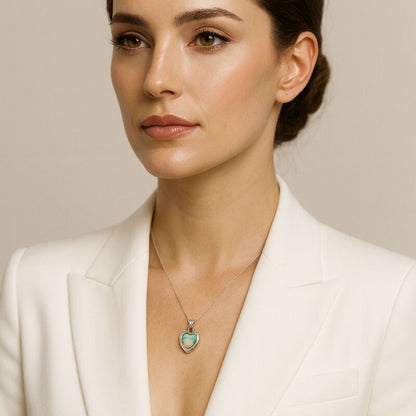 pendentif-opale-blanche-avec-un-coeur-design-raffine