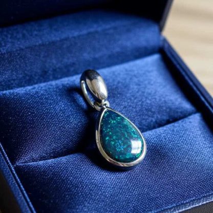 pendentif-opale-bleue-goutte-en-pierre-naturelle-hypnotisant
