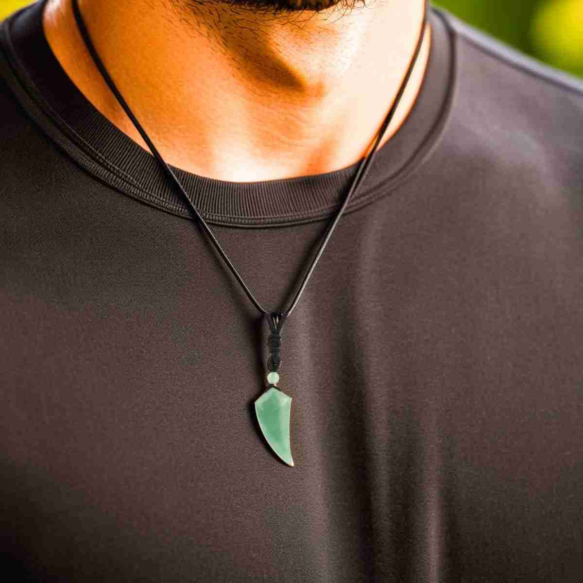 pendentif-pour-homme-aventurine-verte-dent-de-loup-equilibre